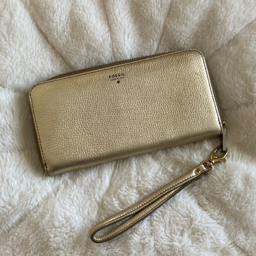 Fossil wallet with removable wriststrap